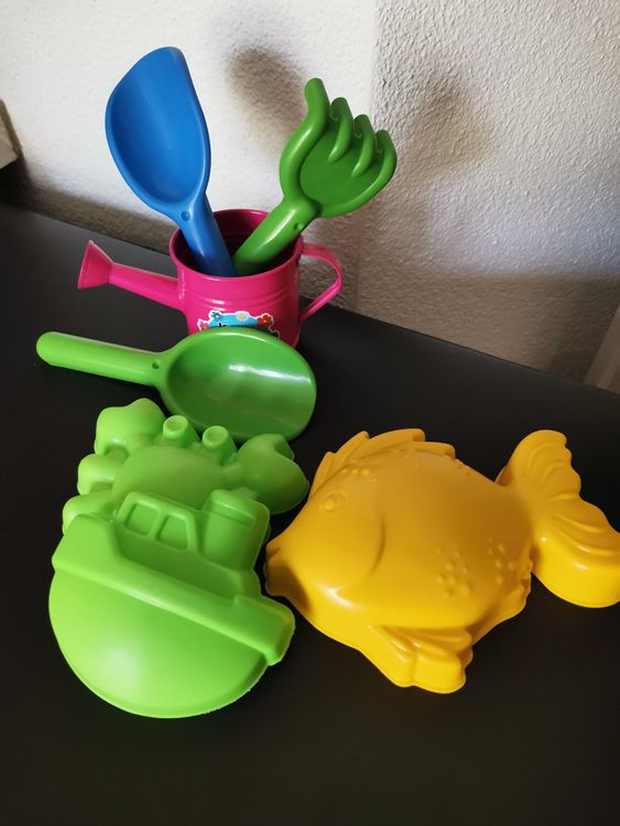 B. Toys Sandspielzeug Set – Großer Kipplaster Mit Schaufel, Rechen, Förmchen, 6-teilig, Ab 18 Monaten