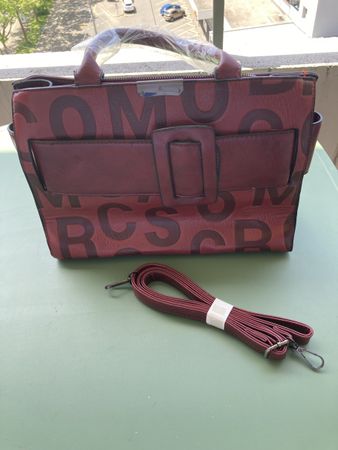 Trendige Handtasche in Weinrot - Das perfekte Accessoire!