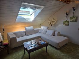 Grosses helles Sofa mit div. Kissen