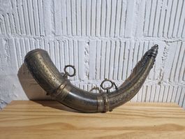 antikes grosses Pulverhorn zisliert