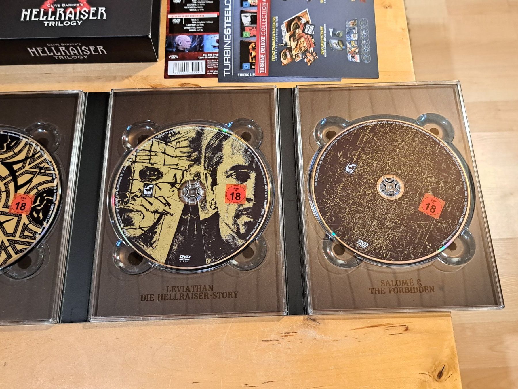 Tutti i DVDs: Clive Barker's HELLRAISER Trilogy, Boxset mit 5 Discs, UNCUT – Nuovo (secondo la descrizione) da Unterseen venduto da Kanica 8