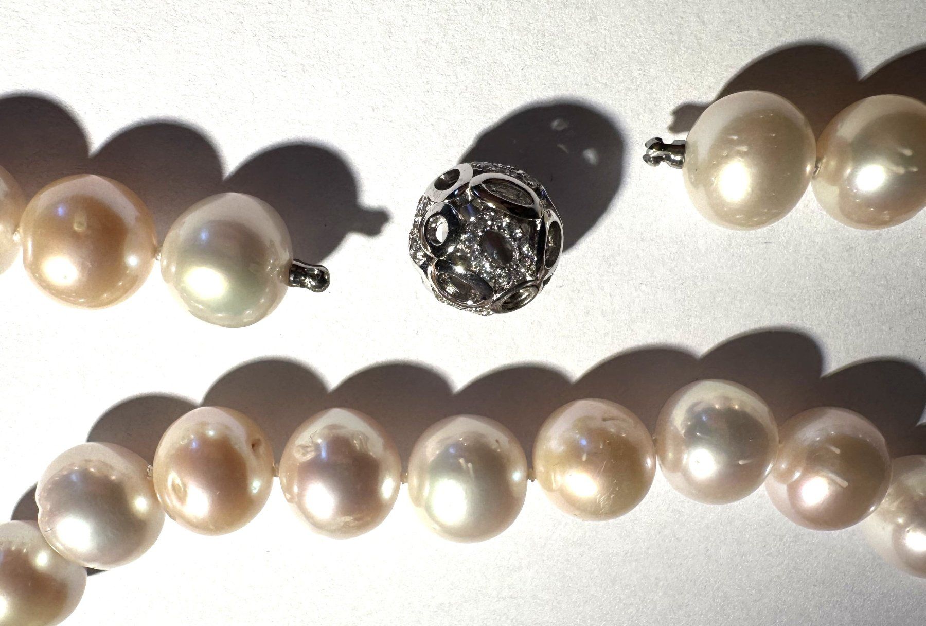 Perle (finte): Wunderschönes Perlencollier weiss bis zart rosa – Nuovo e nell'imballaggio originale da Hombrechtikon venduto da Harosa 3