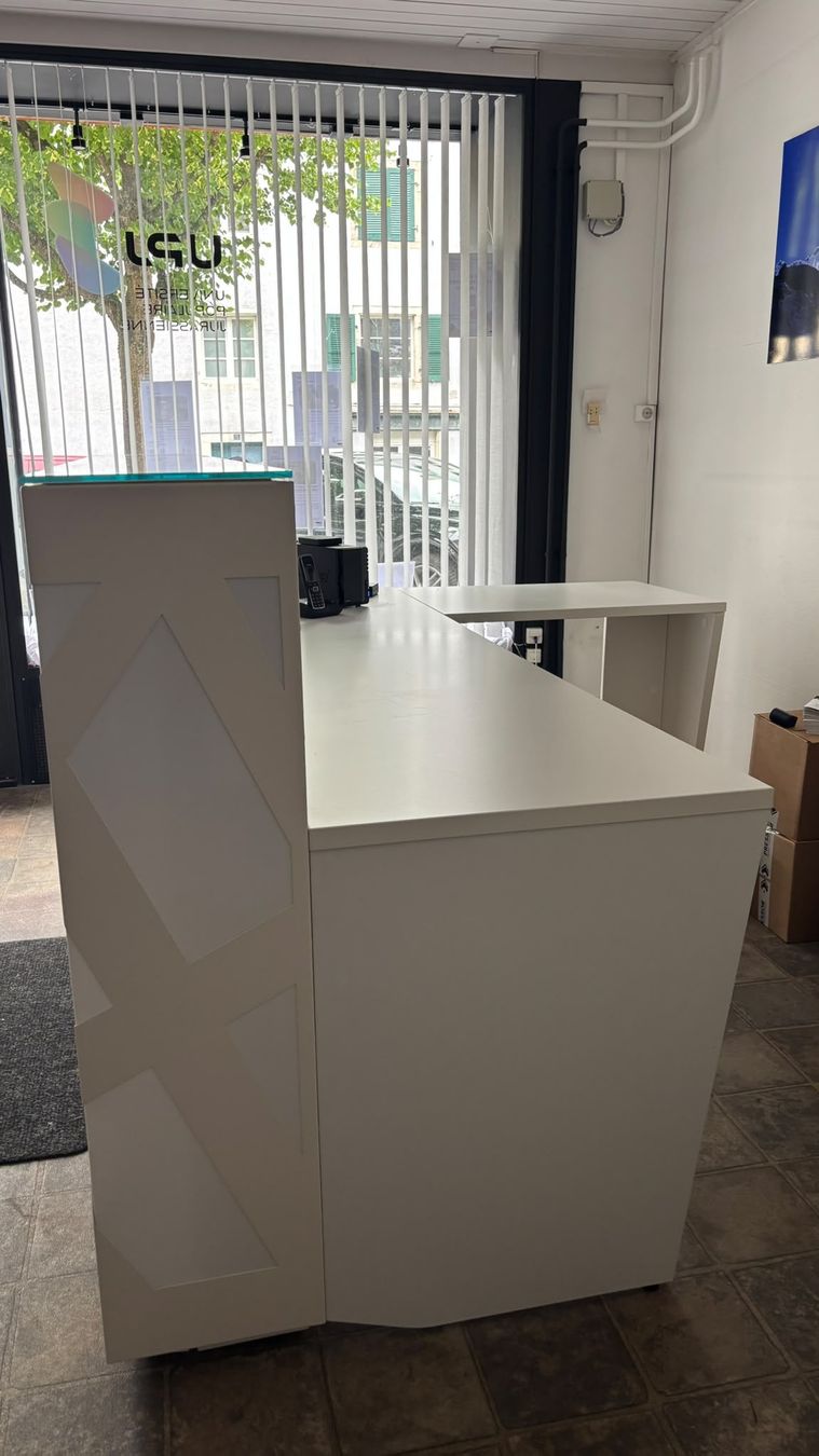 Allestimento di negozi e stand fieristici: Réception bureau moderne design géométrique crème – Usato da Rebeuvelier venduto da facenordsa 1