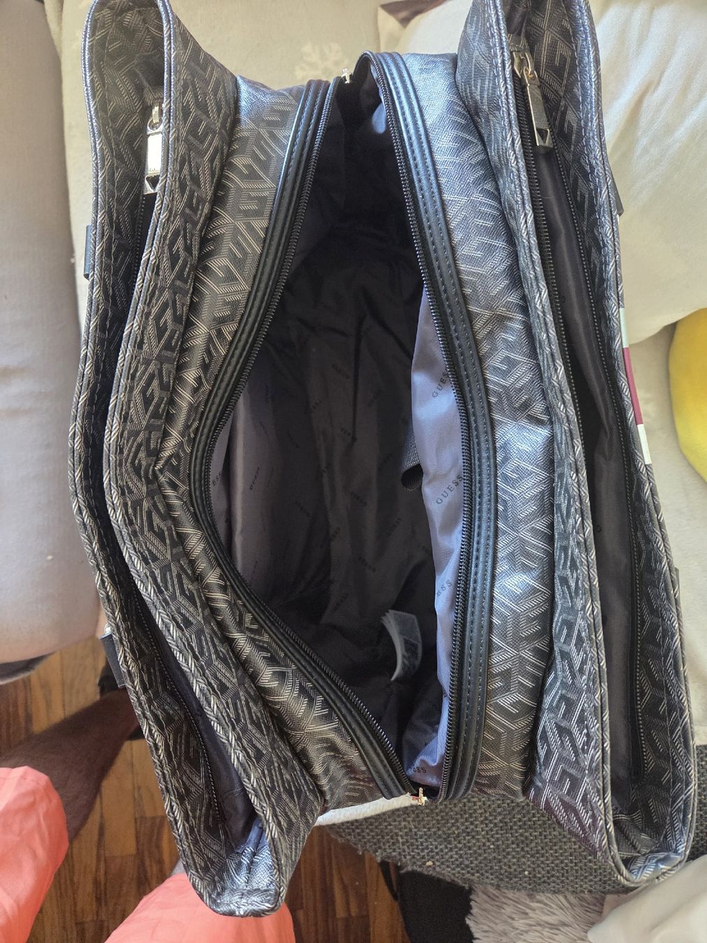 Guess Sacs femmes: Sac Guess – Neuf (Voir description) à Vernayaz par Lecoffreromand 3
