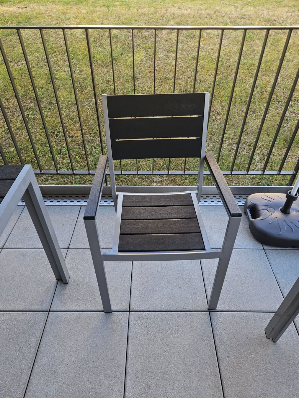 Set di tavolo e panche: Gartentisch Aluminium mit Holzimitat Platte – Usato da Seuzach venduto da luc_r2nh 3