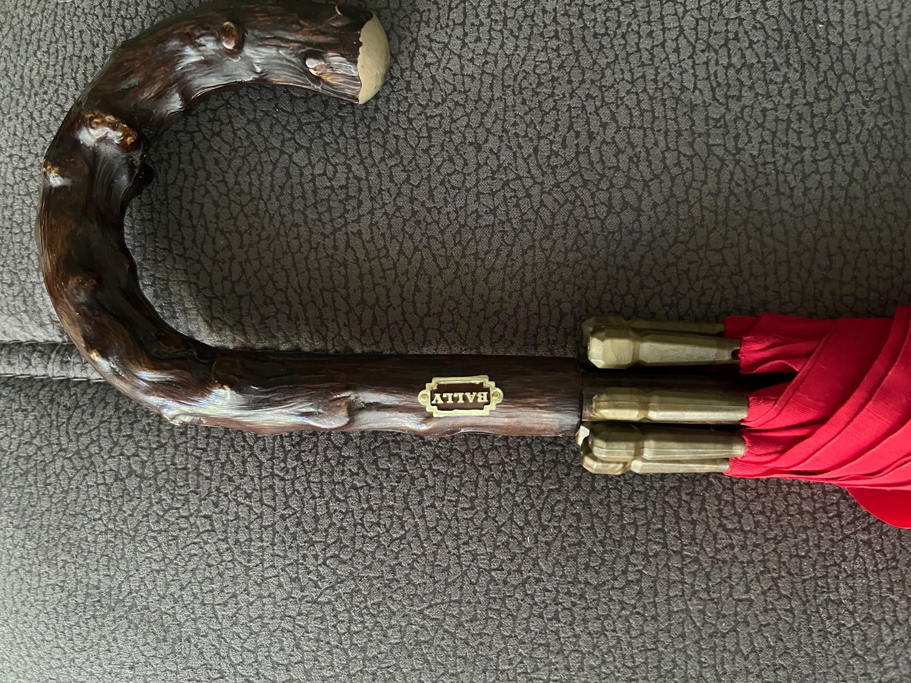 Parapluies: Bally Umbrella Red Wood Handle good condition – D'occasion à Gossau ZH par aiu_ylh7