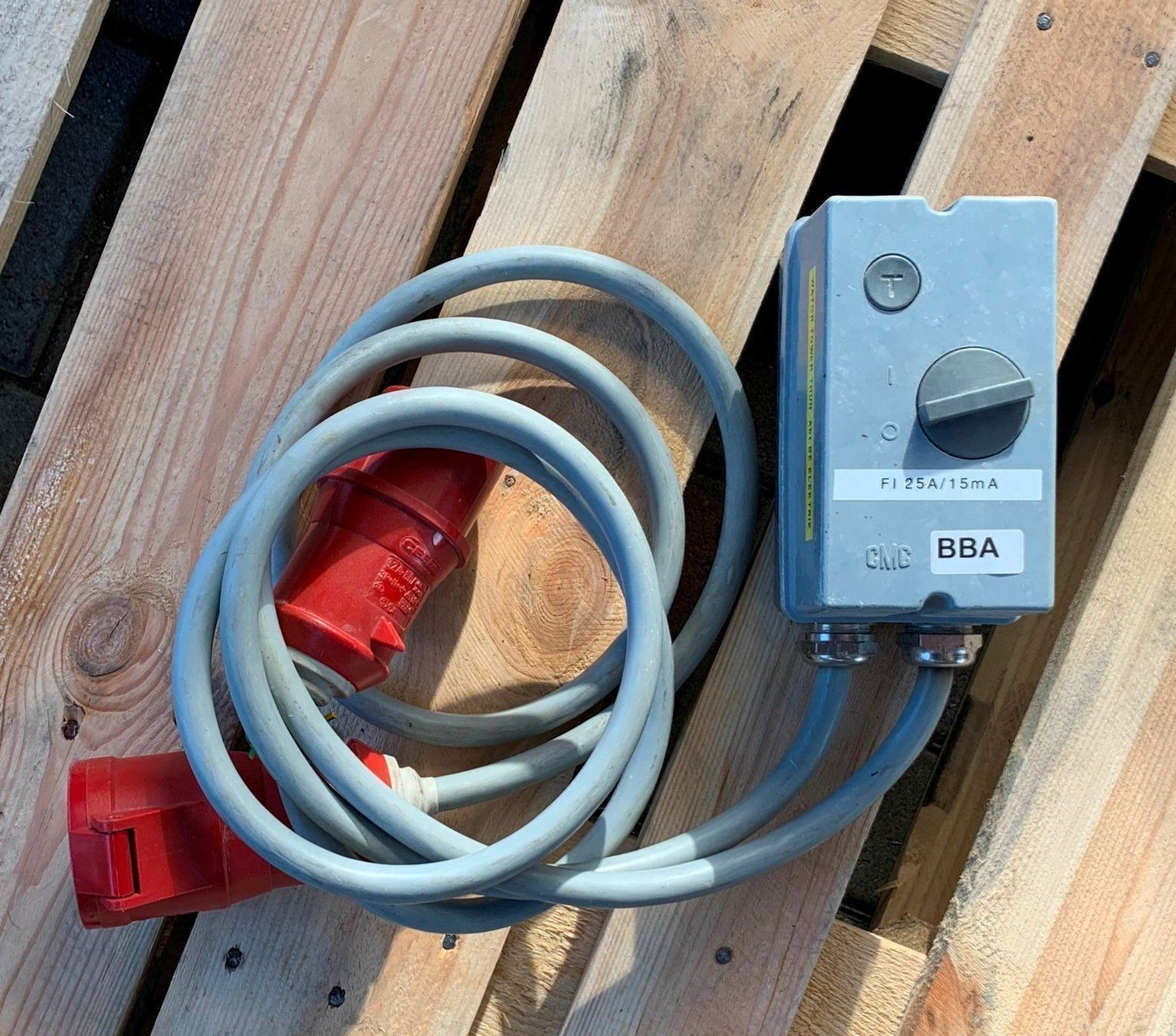 Spine: FI Schutz 25A 15mA CEE 400V 32A – Usato da Lodrino venduto da Stema