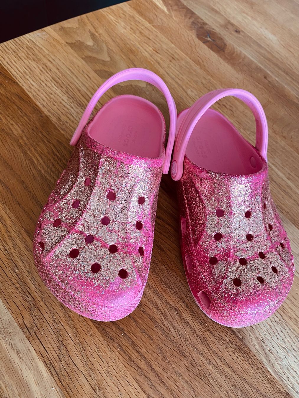 Crocs Scarpe per ragazze: Pink crocs mit Glitzer, Gr. 33/34 – Usato da Bassersdorf venduto da jgo_9mfk 1