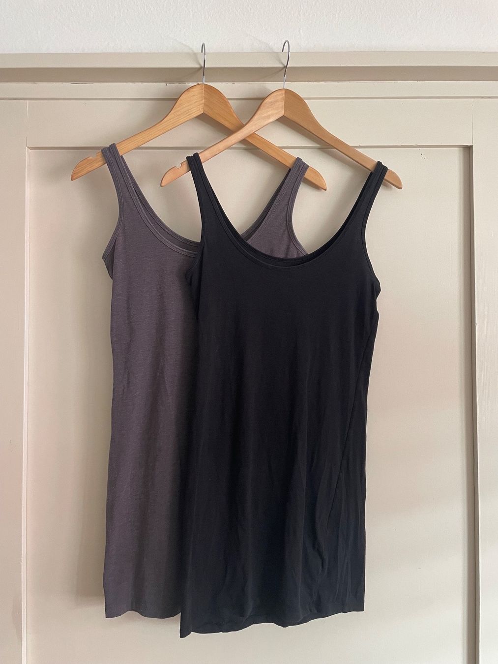 Tops: 2 Basic Tops Tank Tops schwarz und grau Grösse 34-36 – Gebraucht aus Winterthur von secondhand_love