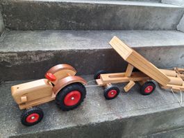 Holztraktor mit Anhänger und Zubehör guter Zustand
