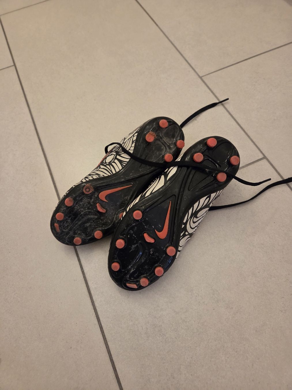 Nike Scarpe da uomo: Chaussures de foot Nike Hypervenom taille 33 – Usato da Monthey venduto da Bubuline 1
