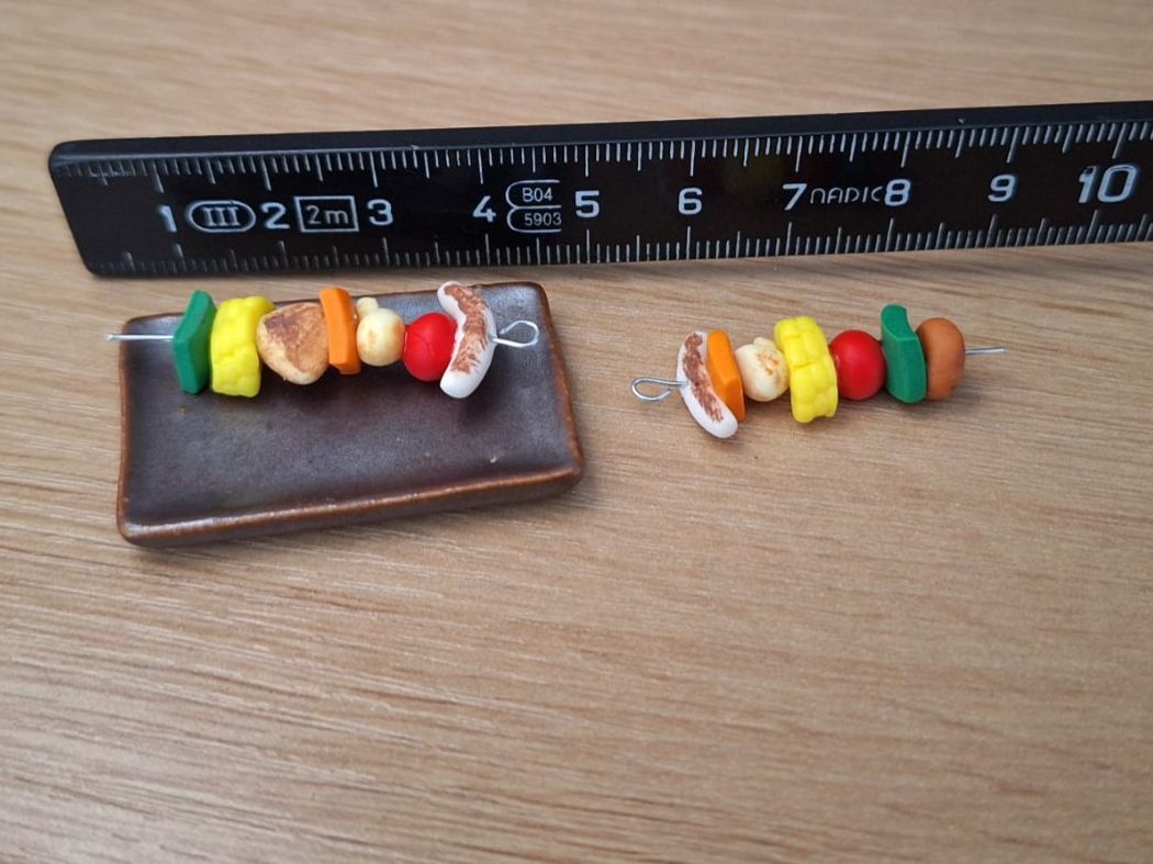 Case e mobili per bambole: Handmade Spiessli auf Keramik Teller – Nuovo (secondo la descrizione) da Zürich venduto da HandmadeTinyFood 1