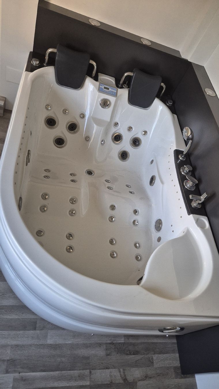 Bains à remous: Whirlpool JNJ SPAS SPA-062 – D'occasion à Vilters par Steffi_Paul 1