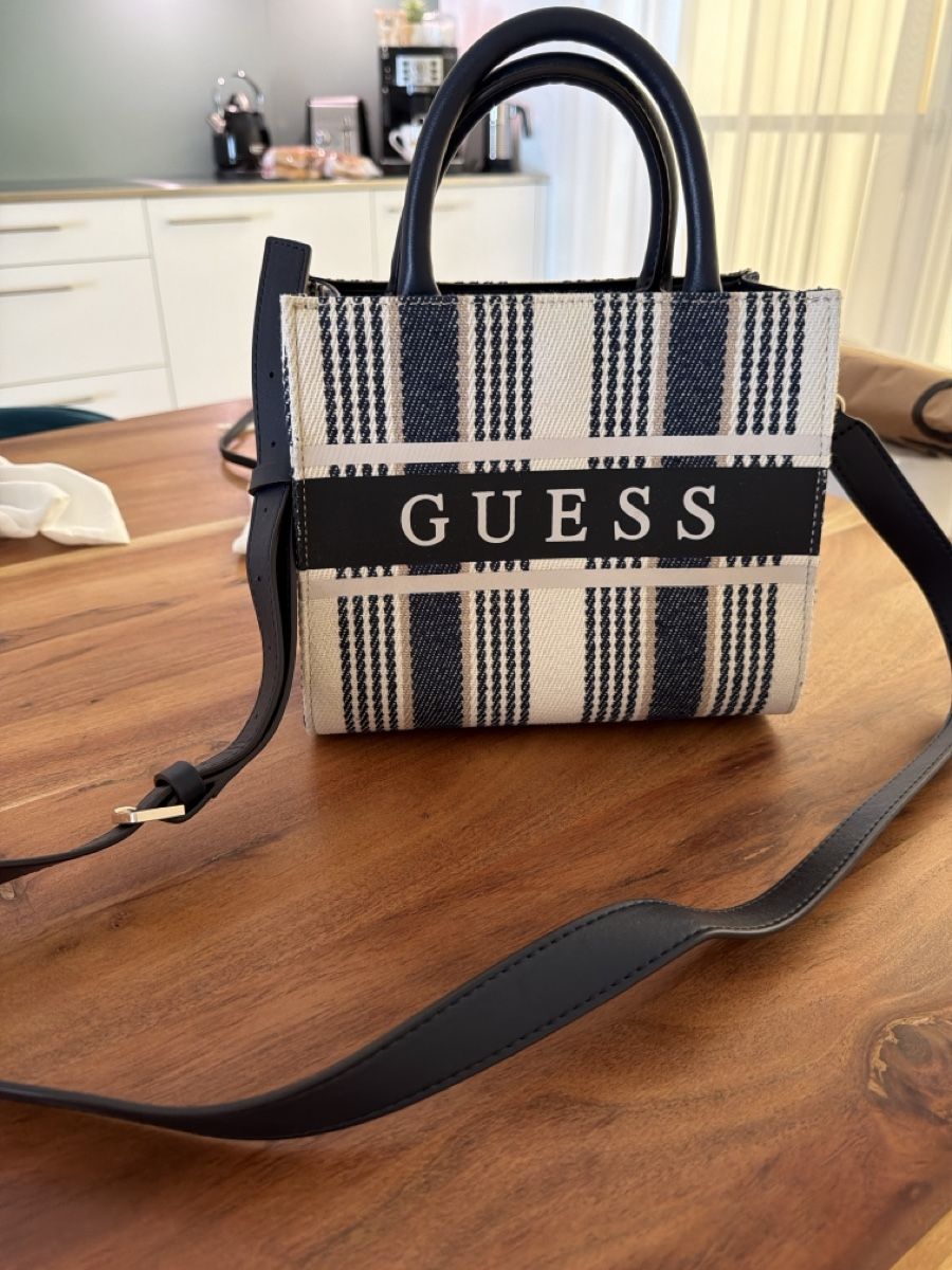 Guess Sacs femmes: Guess – Neuf avec emballage d'origine à Niederwangen BE par Pupi2011