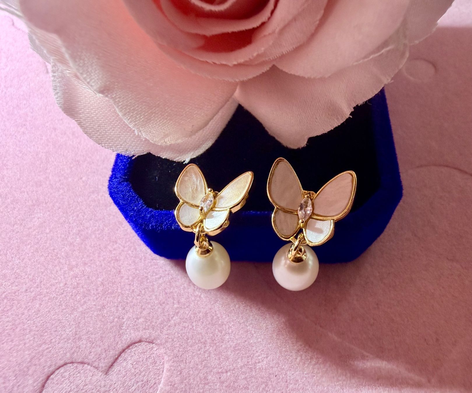Orecchini pendenti & Orecchini a lobo: Boucles d'oreilles papillon nacré et perle – Nuovo e nell'imballaggio originale da St-Maurice venduto da Sandrinette123 6