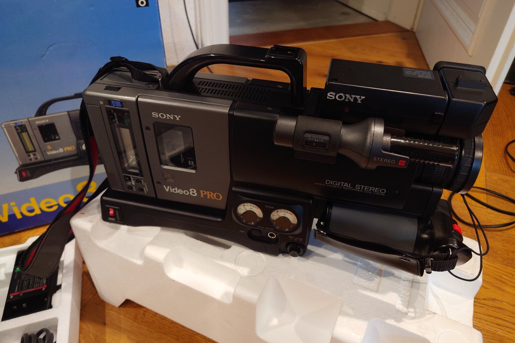 Sony Caméscopes: Sony Video8 Pro CCD-V200E Camcorder – D'occasion à Stäfa par SirBobbey 1