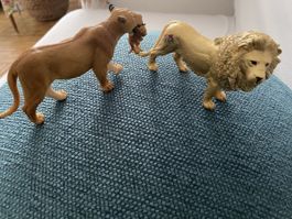 Schleich goldener Löwe (limited editiin) und Löwin mit Junge