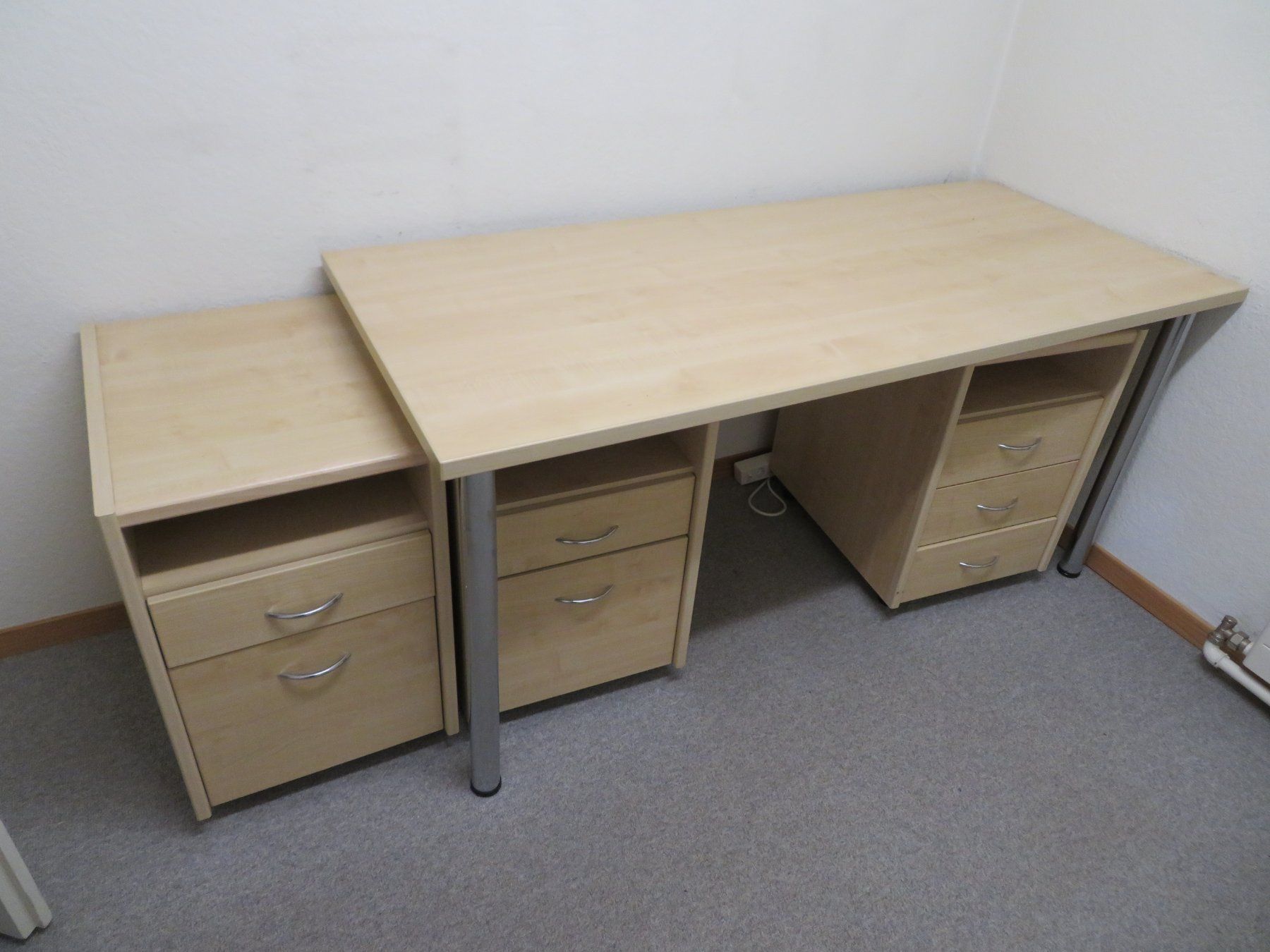 Scrivanie: Schreibtisch mit 3 Rollcontainer Buche Nachbildung – Usato da Wolfhausen venduto da GSRicky