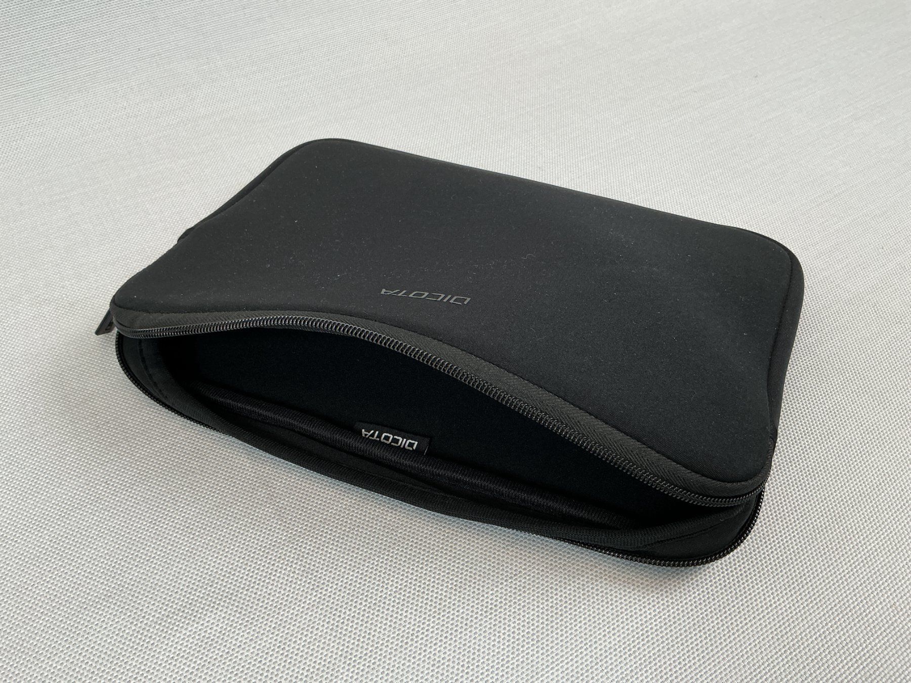 Covers & Borse: DICOTA elastische Neopren - Notebook - Hülle – Nuovo (secondo la descrizione) da Richterswil venduto da Restwert_Richterswil 1