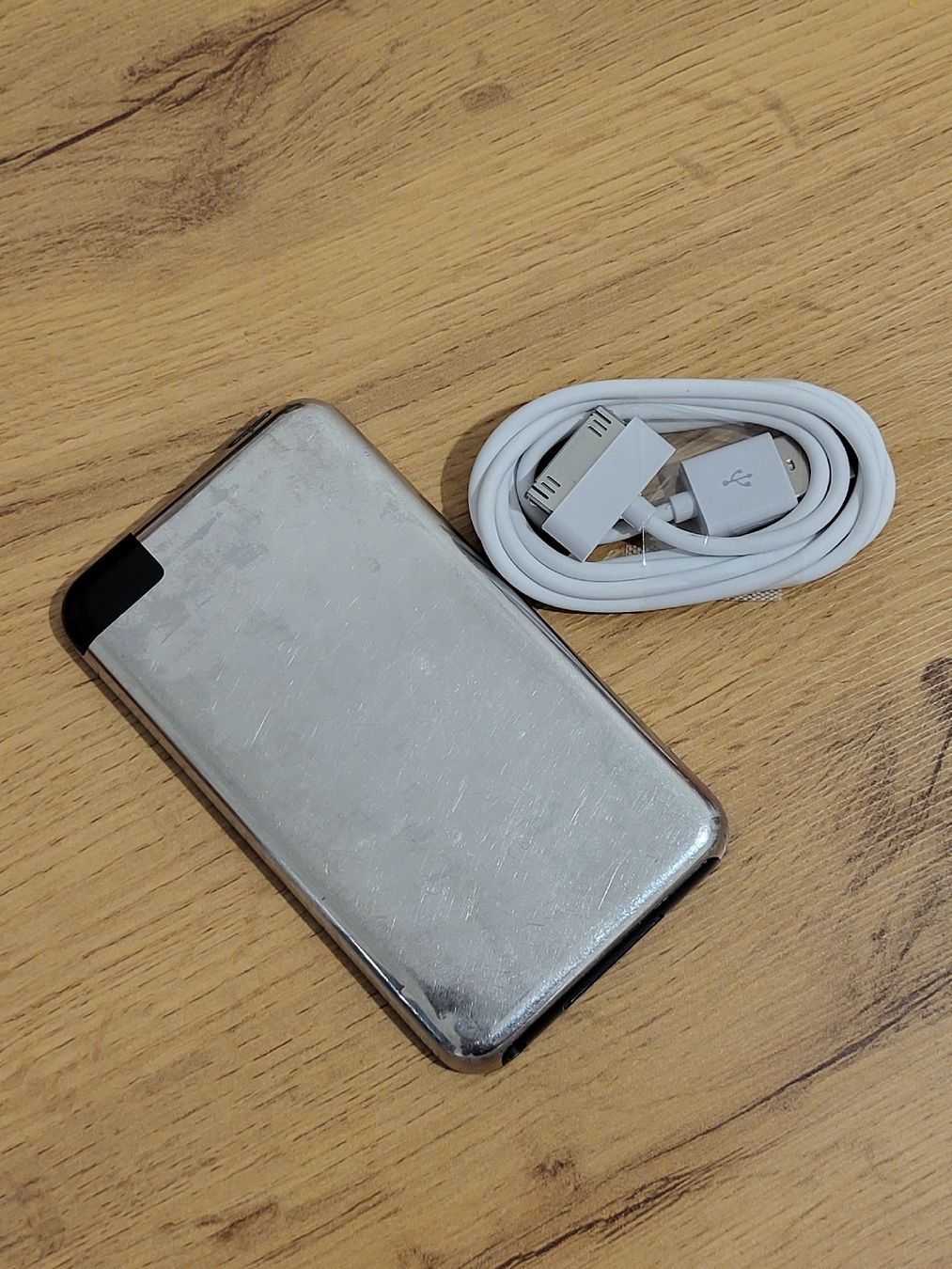 Apple Tragbarer Mediaplayer: Apple iPod Touch 4. Gen 8GB mit Ladekabel  – Gebraucht aus Allschwil von Uhrenbinz 1