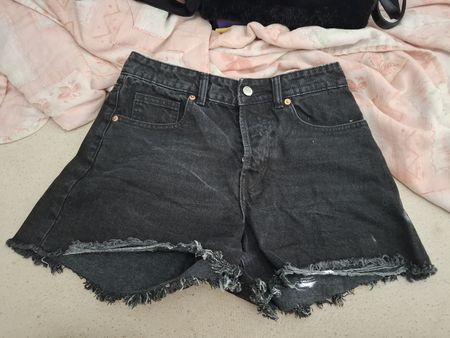 Jeans Shorts schwarz ausgefranster Saum guter Zustand