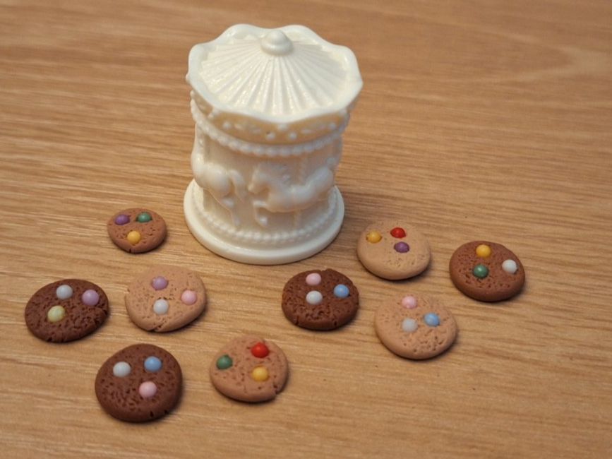 Case e mobili per bambole: Handmade Kekse mit Karussell Keksdose – Nuovo (secondo la descrizione) da Zürich venduto da HandmadeTinyFood