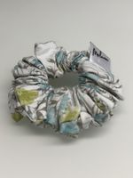 Handgemachter Scrunchie – Weiss/Türkis/Grün gemustert