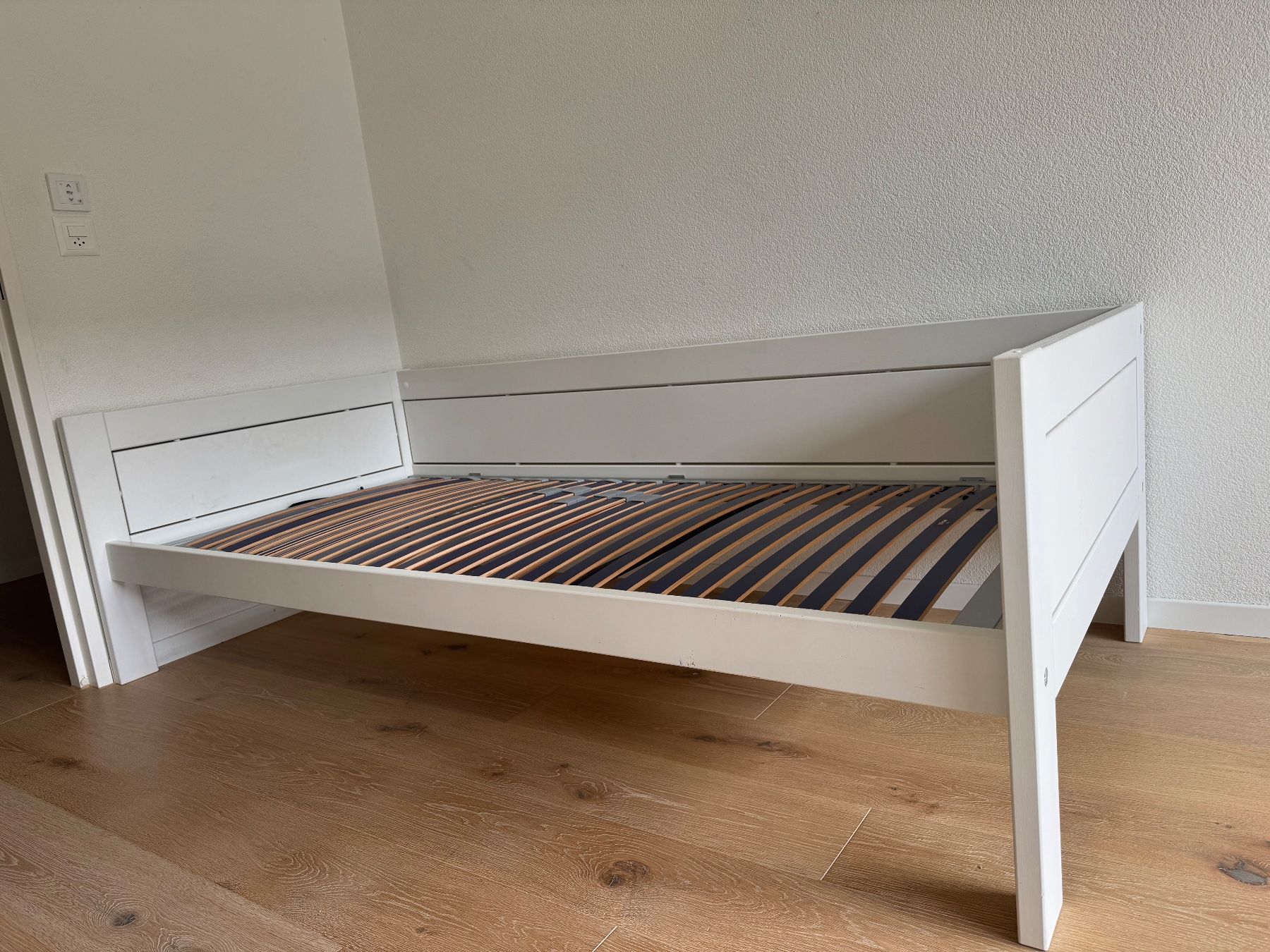 Lifetime Brands Letti: Halbhohes Bett Lifetime, weiss/hellgrau – Usato da Zug venduto da ducky77 1