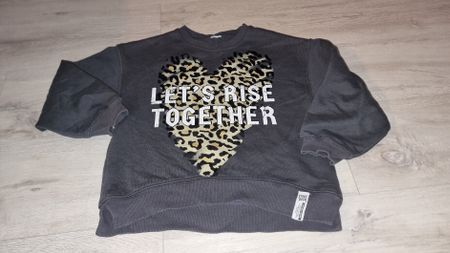 Cooler Mädchenpullover Gr. 128 mit Print