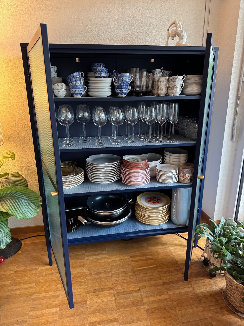 Vitrines: Vaisselier / armoire de rangement, comme neuf – D'occasion à Rolle par stelan20 1