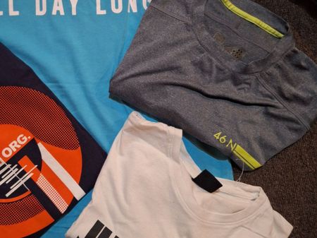 2 T-shirts und Badeshorts Gr M