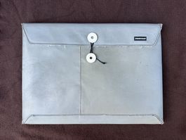 FREITAG F421 SLEEVE Laptophülle grau/weiss