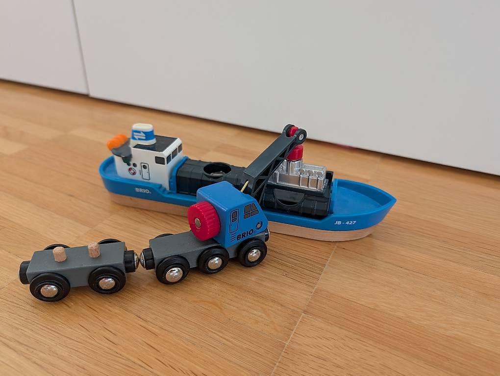 Brio Giocattoli: Brio Containerschiff mit Kranwagen – Usato da Uetikon am See venduto da leaspa