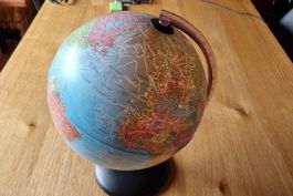 Globe terrestre lumineux  /Beleuchteter Globus mit Sternbild
