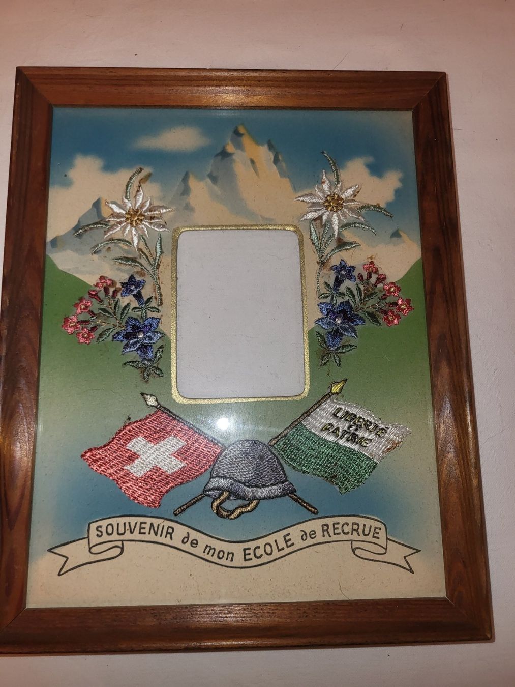 Foto & Immagini: Altes Bild mit besticktem Passepartout: Souvenir... – Usato da Guggisberg venduto da Aegertenlehn