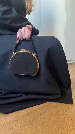 Borsa vintage nera rotonda con dettagli dorati da donna