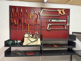 Werkschrank inkl. Werkzeug & Bohrmaschine