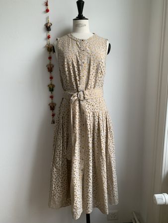 AKRIS punto: Neues luftiges Sommer-Kleid mit Goldpunkten, 38