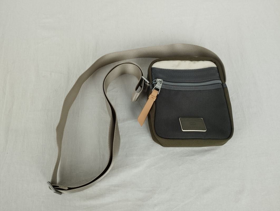 Tommy Hilfiger Taschen: TOMMY HILFIGER Umhängetasche – Gebraucht aus Schübelbach von Restwert_Schubelbach