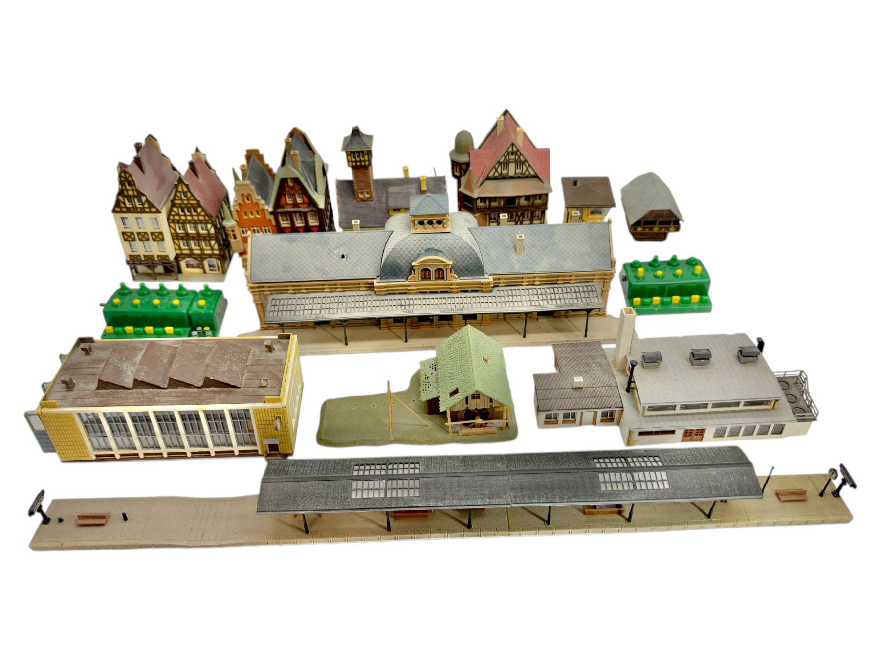 Kibri Modellini di ferrovie: Lot de 11 bâtiments miniatures pour circuits de train – Usato da Morges venduto da vintiques 8