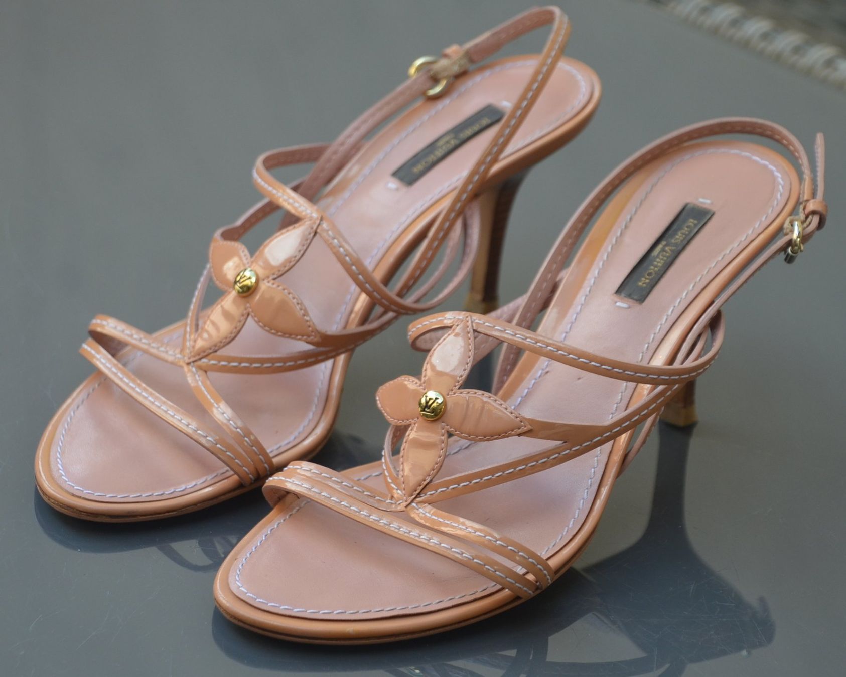 Louis Vuitton Damenschuhe: Sandalen / Sandales Louis Vuitton  .38,5 – Gebraucht aus Collonges von Auganien