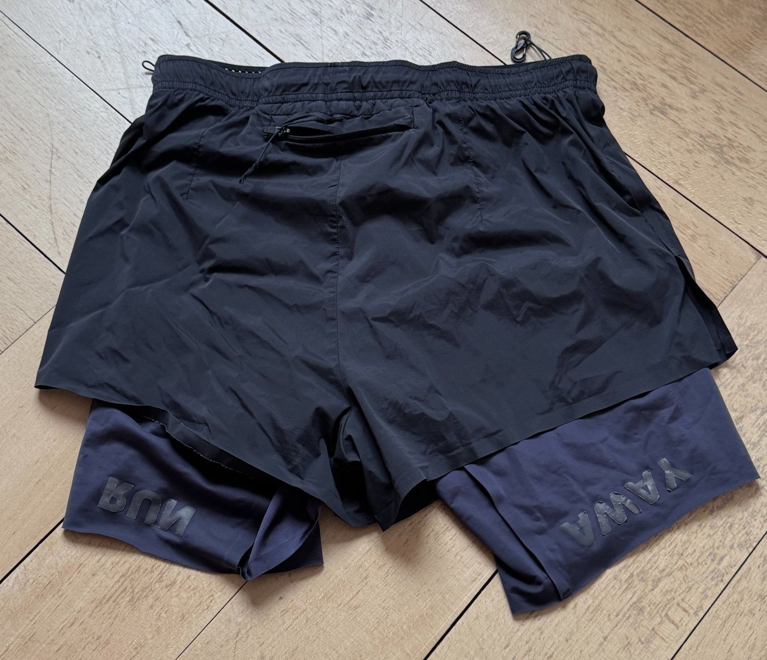 T-shirt: Satisfy Running Justice RunAway shorts Black S 1 Nike ON – Usato da Zürich venduto da ser_lg25 4
