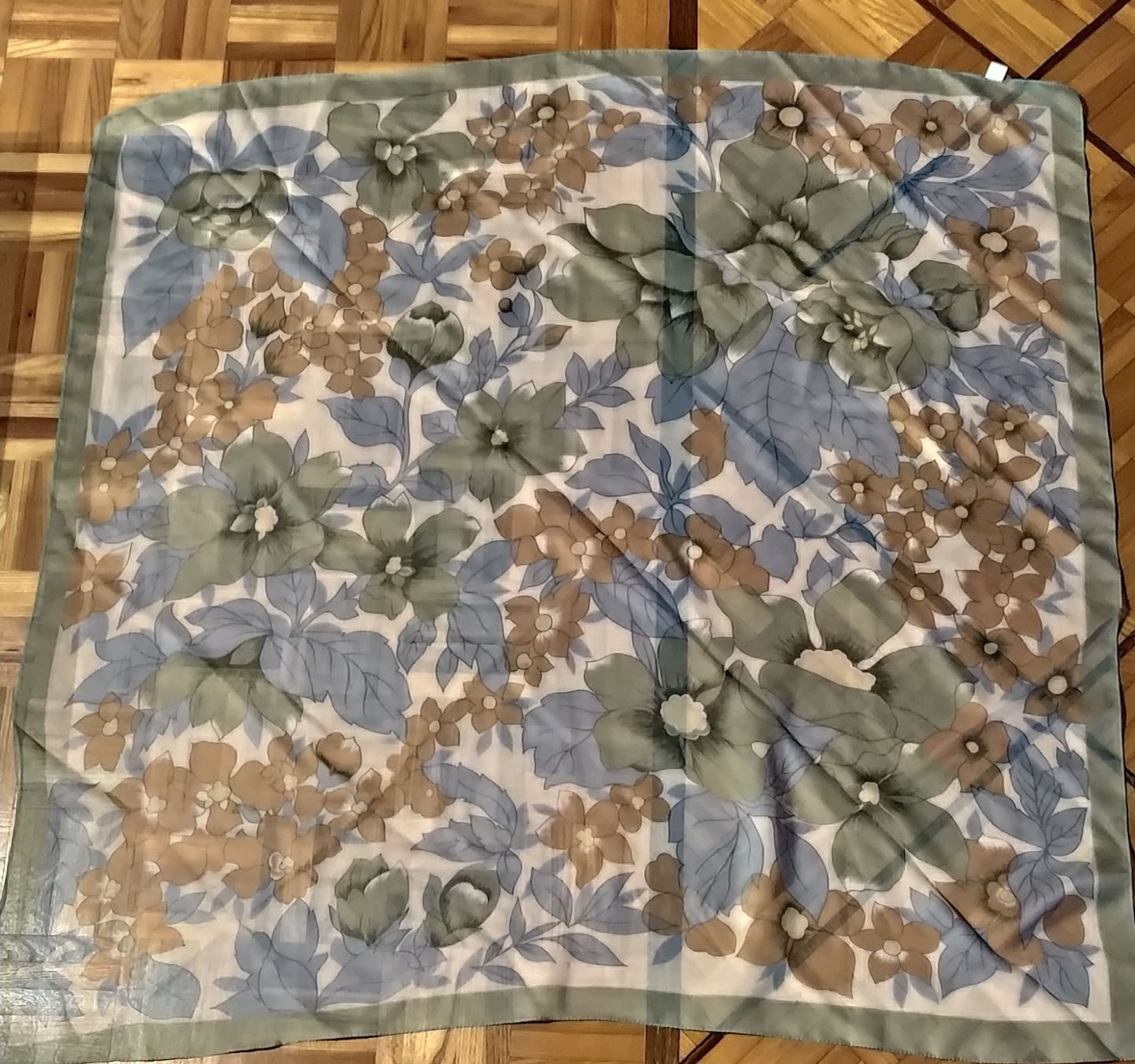 Foulard & Sciarpe: Foulard à fleurs/Blumenschal – Nuovo (secondo la descrizione) da MOUTIER venduto da Anto21