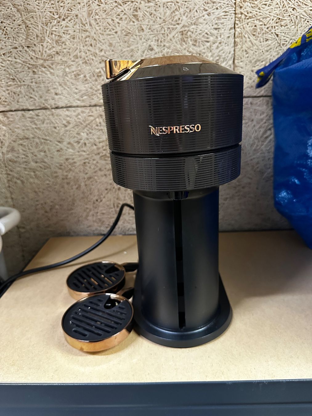 Nespresso Macchine per caffè & Macchine per espresso: Nespresso Vertuo schwarz/rosé mit Accessoires – Usato da Fahrweid venduto da sacha.c