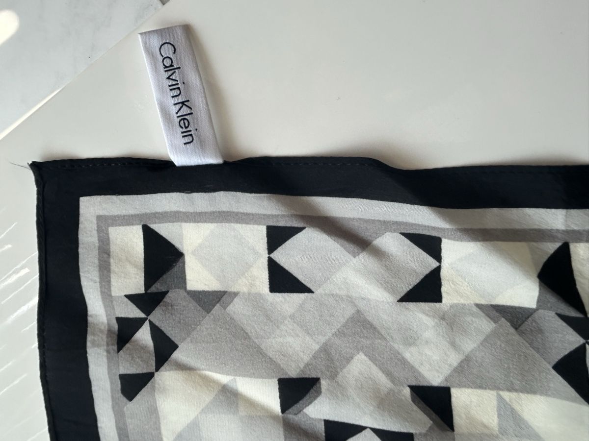 Calvin Klein Foulard & Sciarpe: Calvin Klein Scarf Geometric Pattern Black White Good Condit – Nuovo (secondo la descrizione) da Saland venduto da ele_vc96 2
