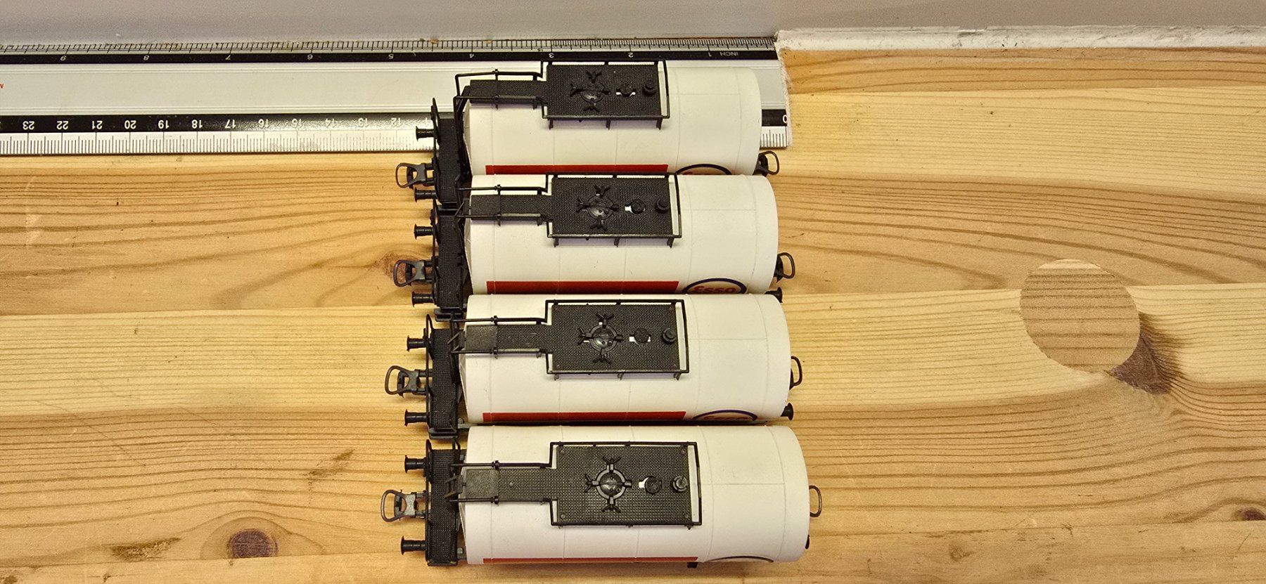 Roco Modellini di ferrovie: 4er Set Roco 4336 B Kesselwagen Esso – Nuovo (secondo la descrizione) da Büsserach venduto da ModellbahnDepot 5