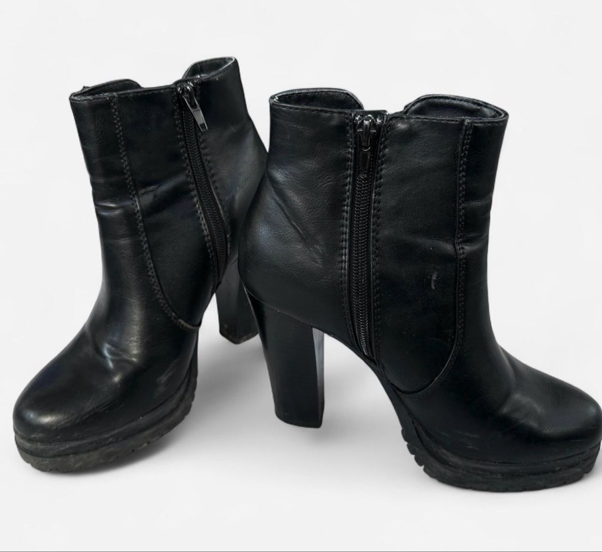Scarpe da donna: Schwarze Stiefeletten Gr. 36 mit hohem Absatz  – Nuovo (secondo la descrizione) da Wohlen AG venduto da jes_9c79 3