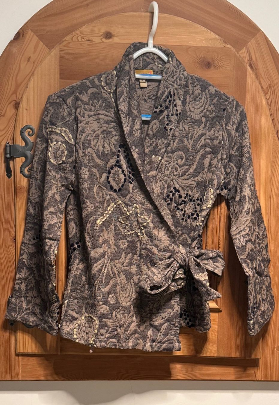 Giacche: Francesca Bi Wickelbluse/Jacke bestickt - NEU – Nuovo e nell'imballaggio originale da La Punt Chamues-ch venduto da Mausibeinli