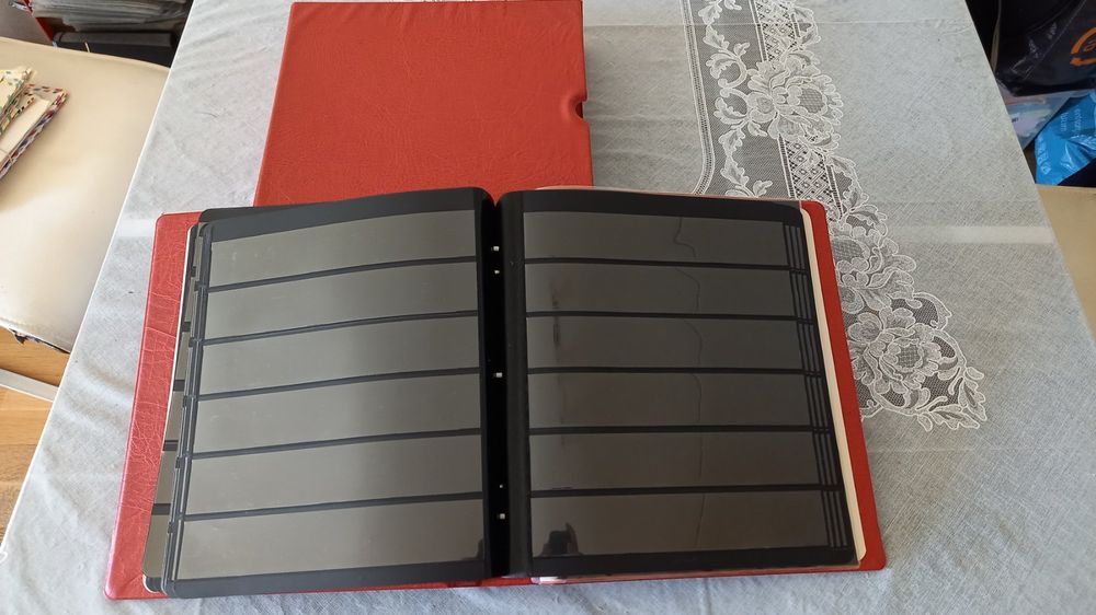 Leuchtturm Broche Album – 4 Feuilles Velours Noir – Range 400 Pin’s – Extensible à 800 – Grand Format 280x325x80 Mm