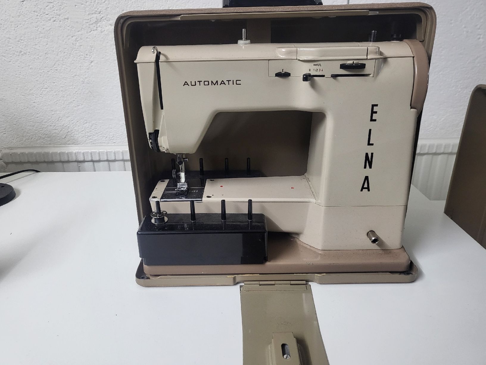 Elna Machines à coudre: machine à coudre elna automatic – D'occasion à Lausanne par skede 2